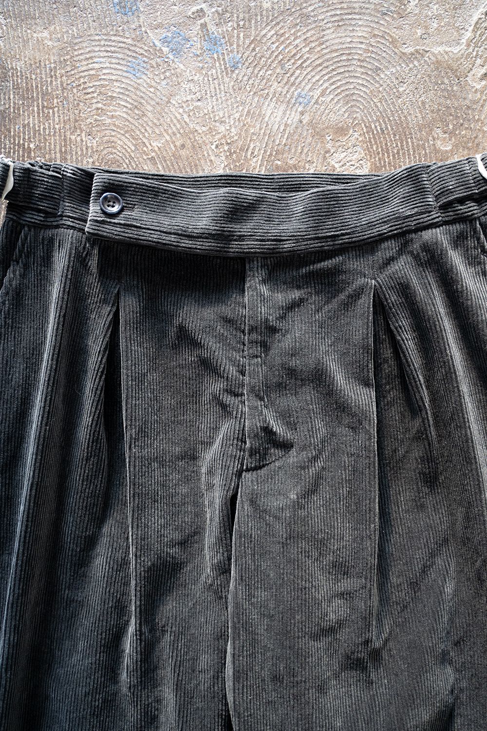【ラスト1点】【22AW】2-Tack Corduroy Trousers/2タックコーデュロイトラウザース(CHARCOAL)