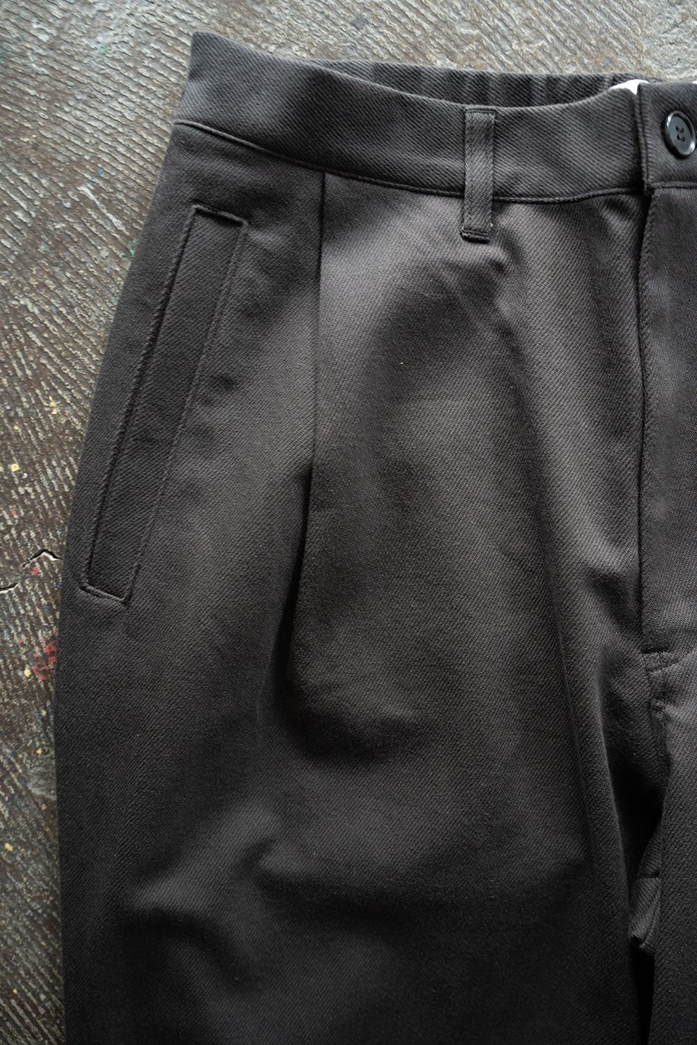 【25AW】ディープタックコットンツイルテーパードパンツ(CHARCOAL)