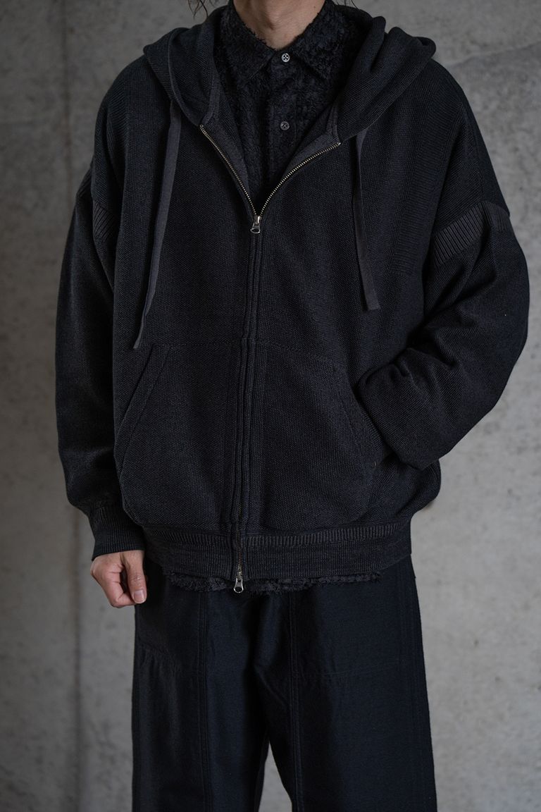 176cm、60kgの細身体型でサイズ2を着用しております。