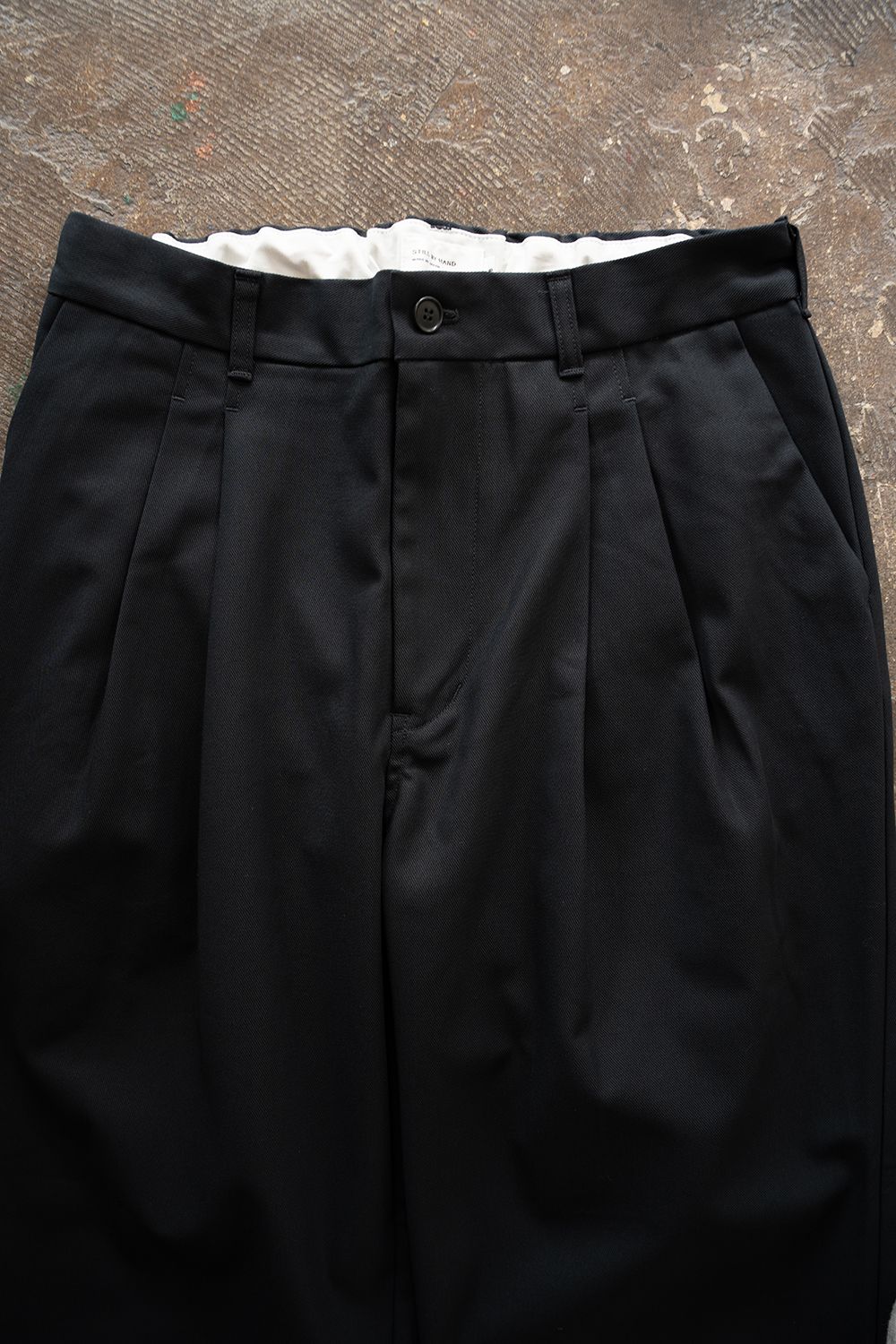 【26AW】コットンツイル2タックテーパードパンツ(BLACK NAVY)