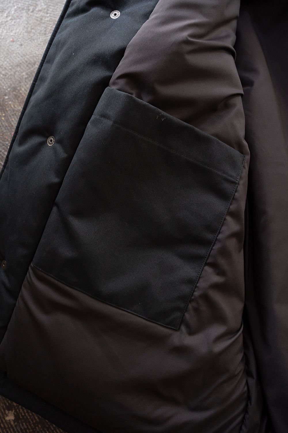 【26AW】シンサレートフーデッドブルゾン(BLACK)