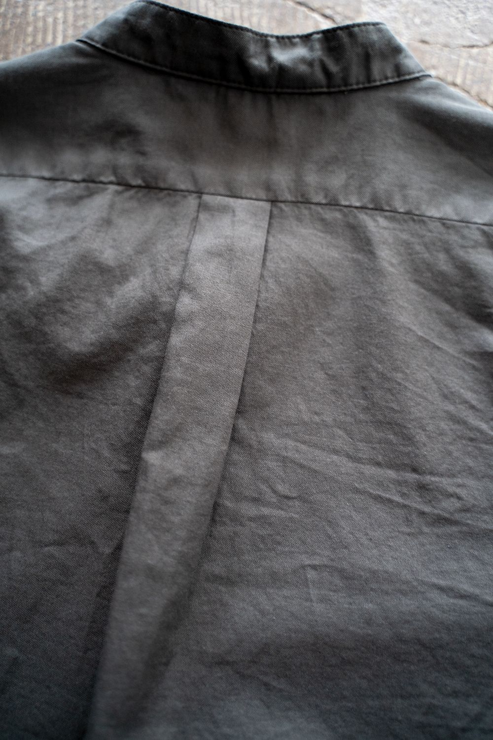 【ラスト1点】【22SS】シルク混両胸ポケットバンドカラーシャツ(CHARCOAL)