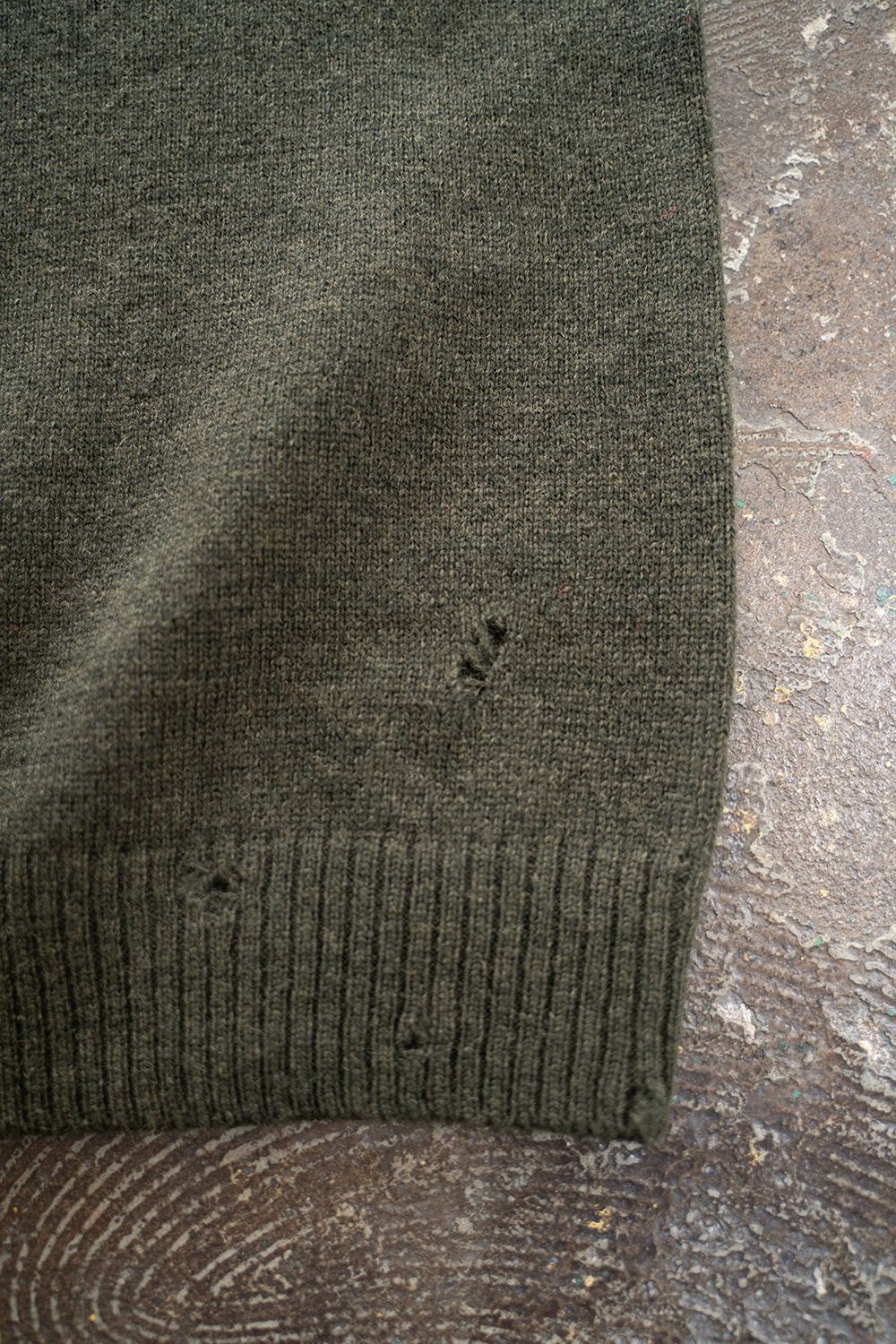 【25AW】ダメージクルーネックニット(KHAKI GREEN)