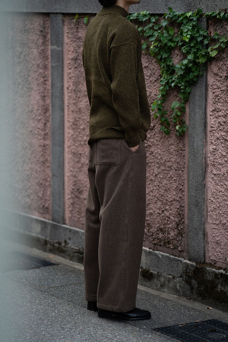 176cm、58kgの細身男性でLサイズを着用しております。
