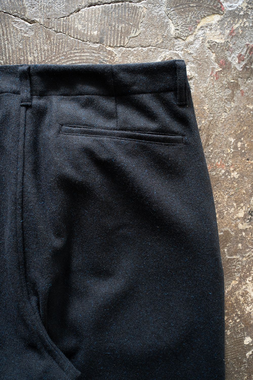【25AW】ウール×ナイロンワンタックパンツ(BLACK NAVY)
