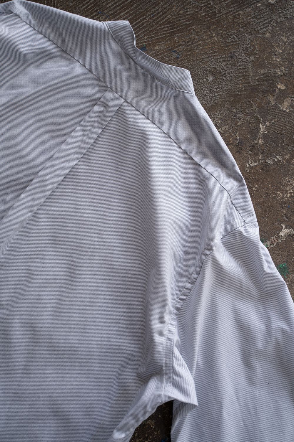 【26SS】両胸ポケットバンドカラーストライプシャツ(GREY)