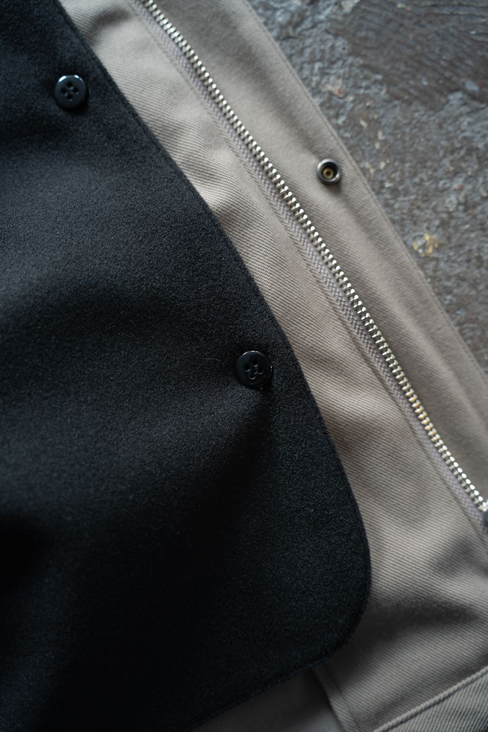 【25AW】コットン×ポリエステルショートブルゾン(GREIGE)