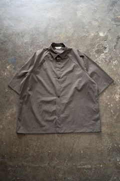 【ラスト1点】【25SS】ストレッチナイロン変形スリーブ半袖シャツ(CHARCOAL BROWN)