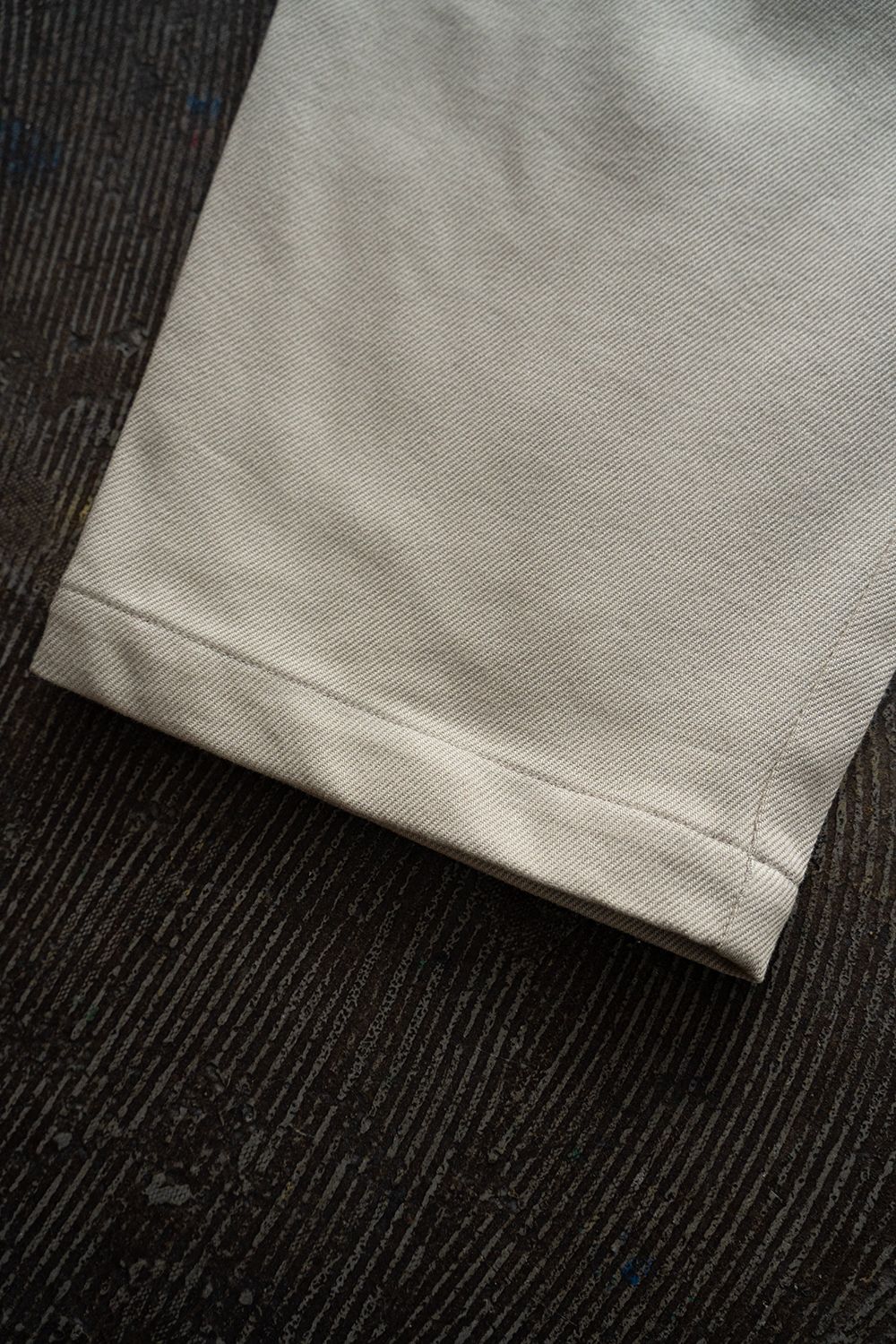 【25AW】ディープタックコットンツイルテーパードパンツ(LIGHT BEIGE)