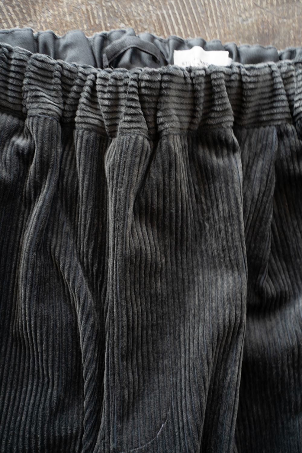 【25AW】綿×レーヨンコーデュロイイージーパンツ(BLUE CHARCOAL)