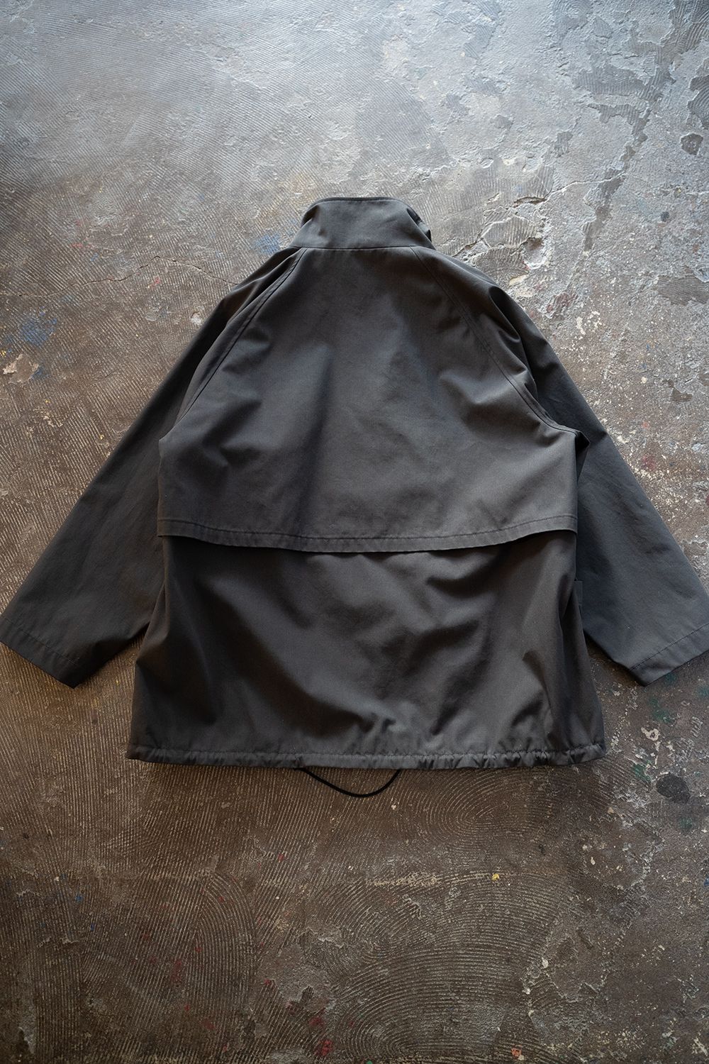 【ラスト1点】【23SS】強撚コットン×ポリエステルスタンドカラーハーフコート(CHARCOAL)