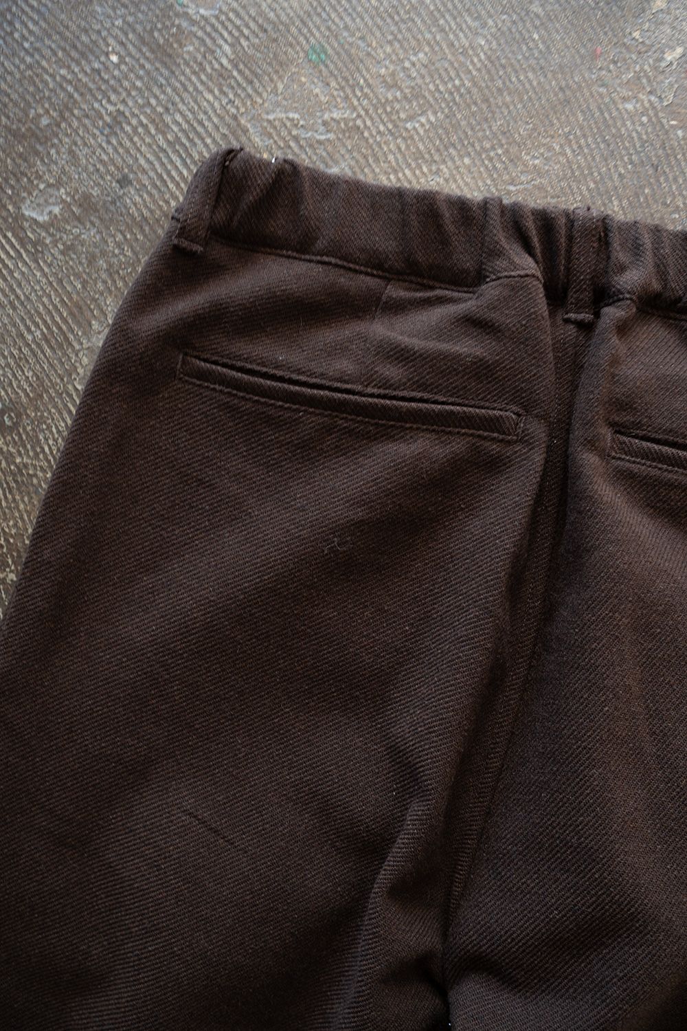 【26AW】コットン×ウールカルゼ2タックイージーパンツ(DARK BROWN)