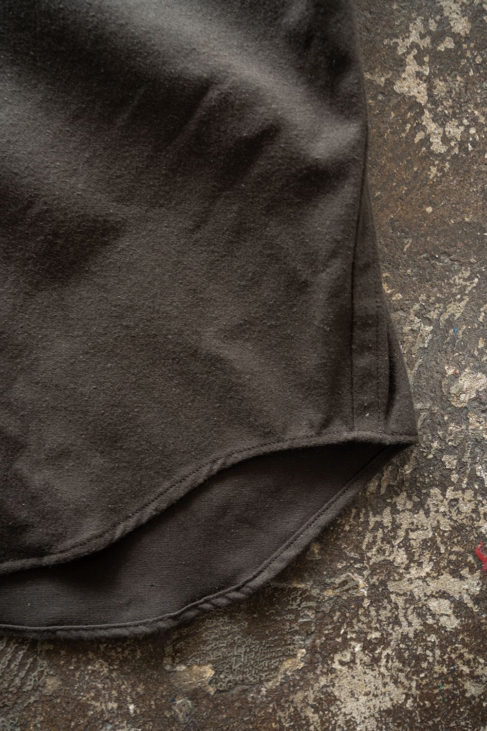 【26AW】コットン×シルクバンドカラーシャツ(BROWN CHARCOAL)