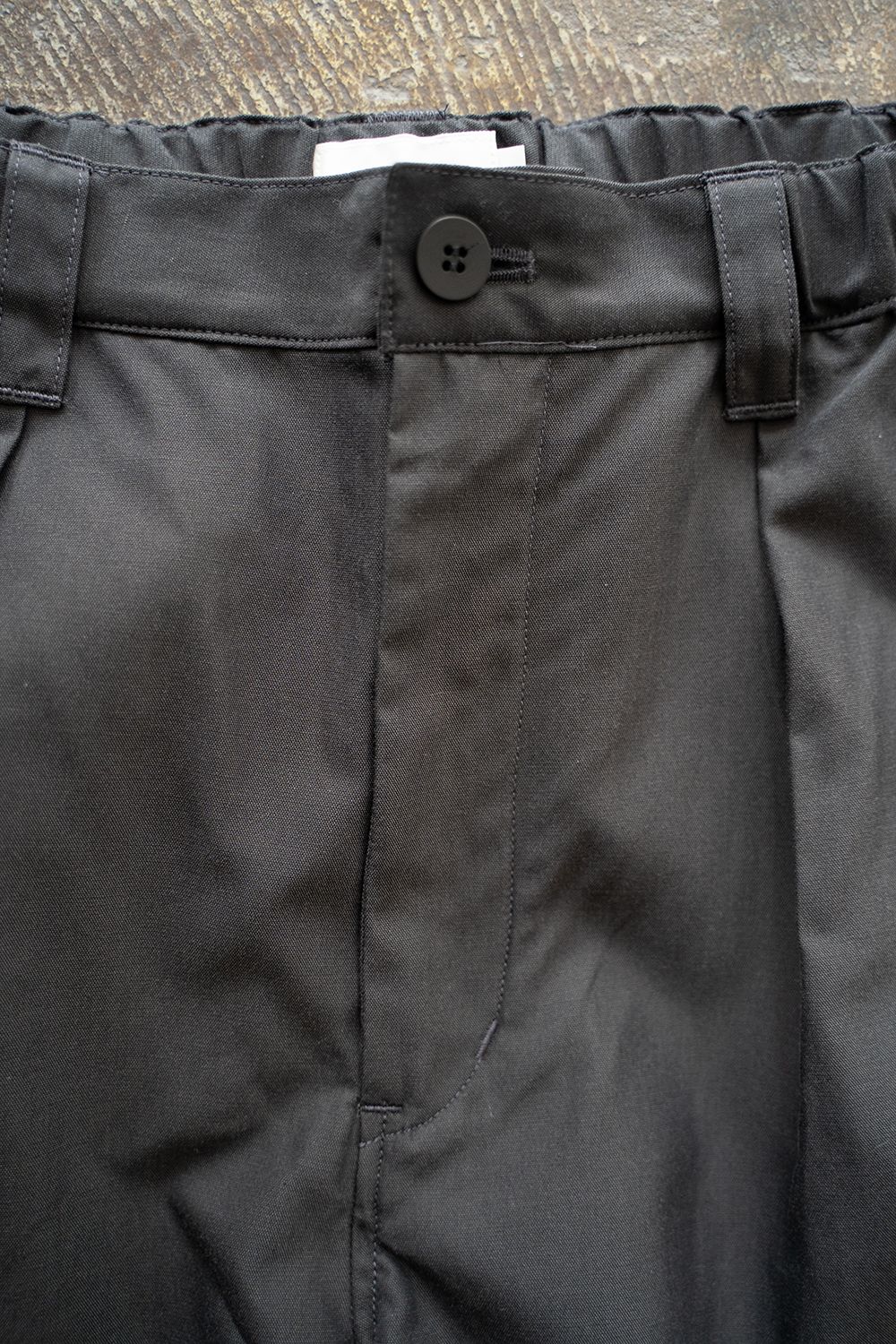 【ラスト1点】【25SS】キュプラ混ツイルインタックイージーパンツ(CHARCOAL)