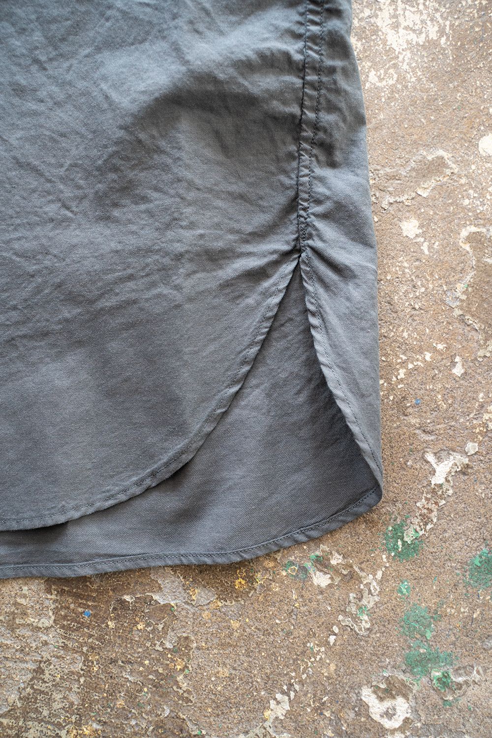 【ラスト1点】【23SS】シルク混両胸ポケットバンドカラーシャツ(CHARCOAL)