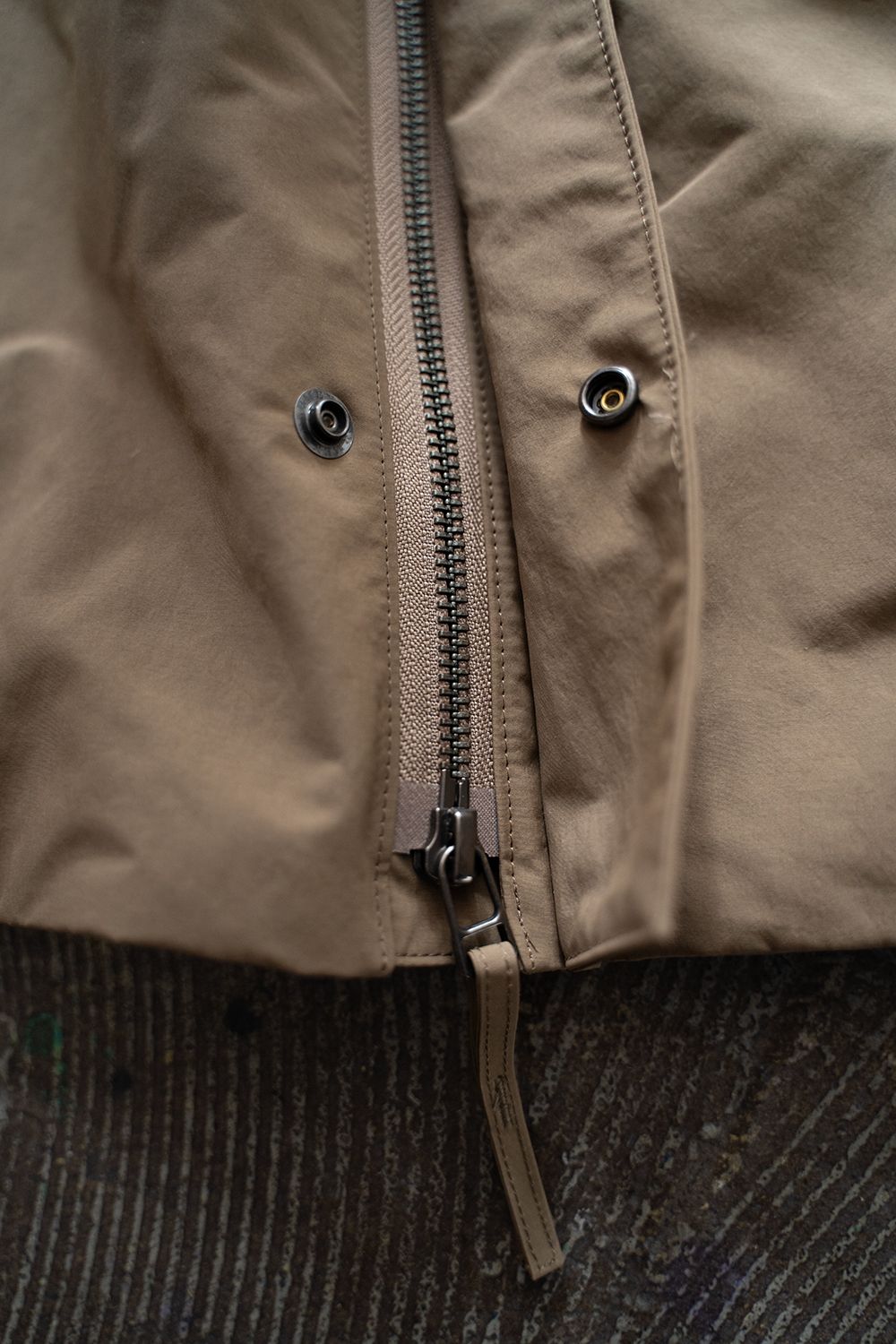 【ラスト1点】【24AW】撥水ポリエステルスタンドカラーブルゾン(CAMEL)