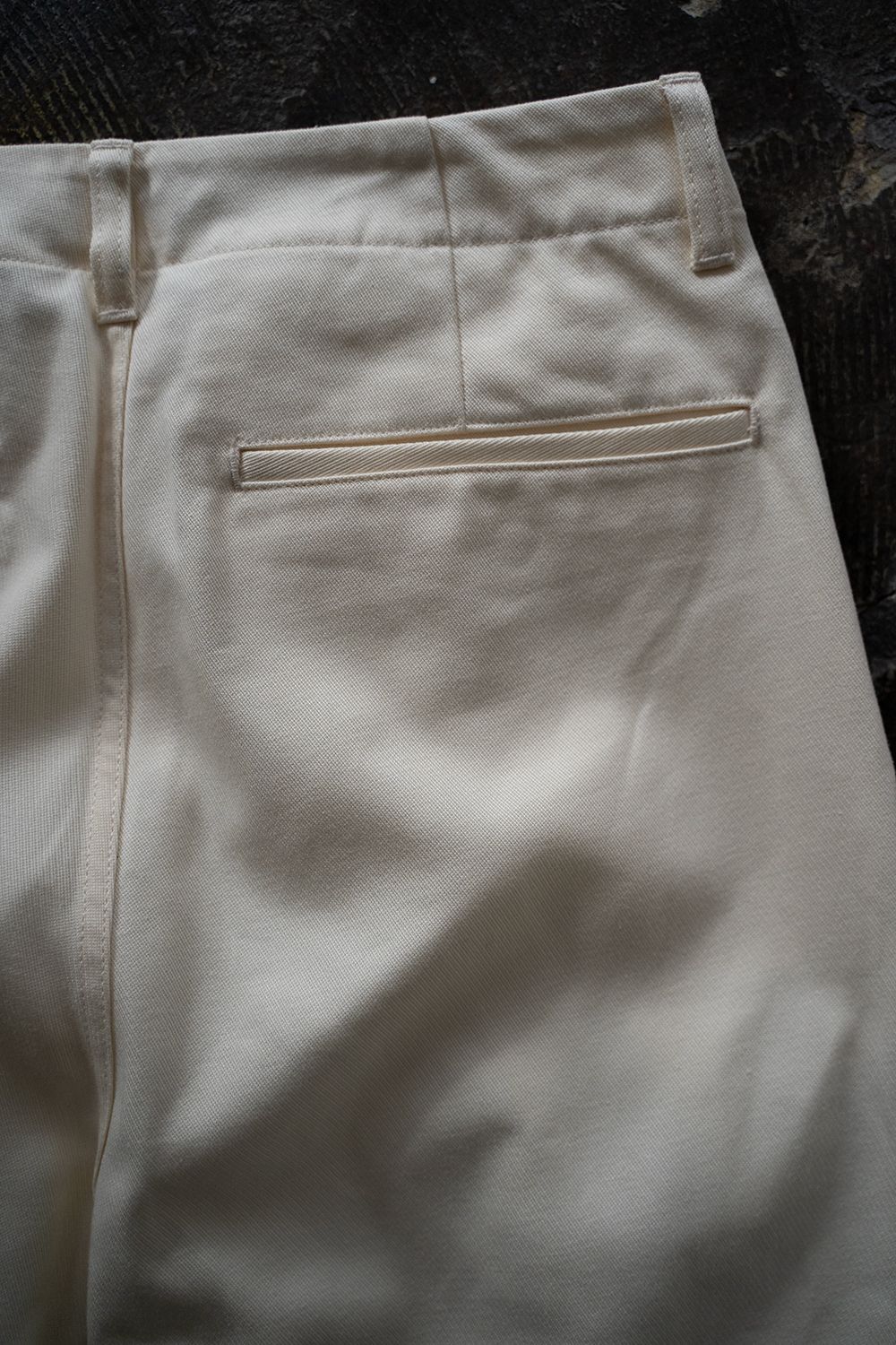 【ラスト1点】【25SS】ヘビーコットンツイルニータックパンツ(ECRU)