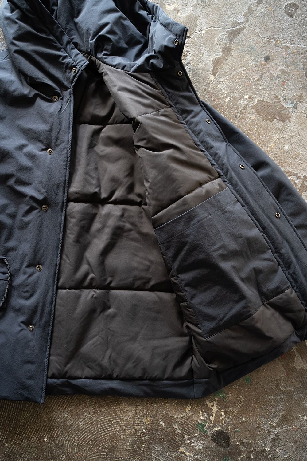 【ラスト1点】【24AW】シンサレートフーデッドブルゾン(NAVY)