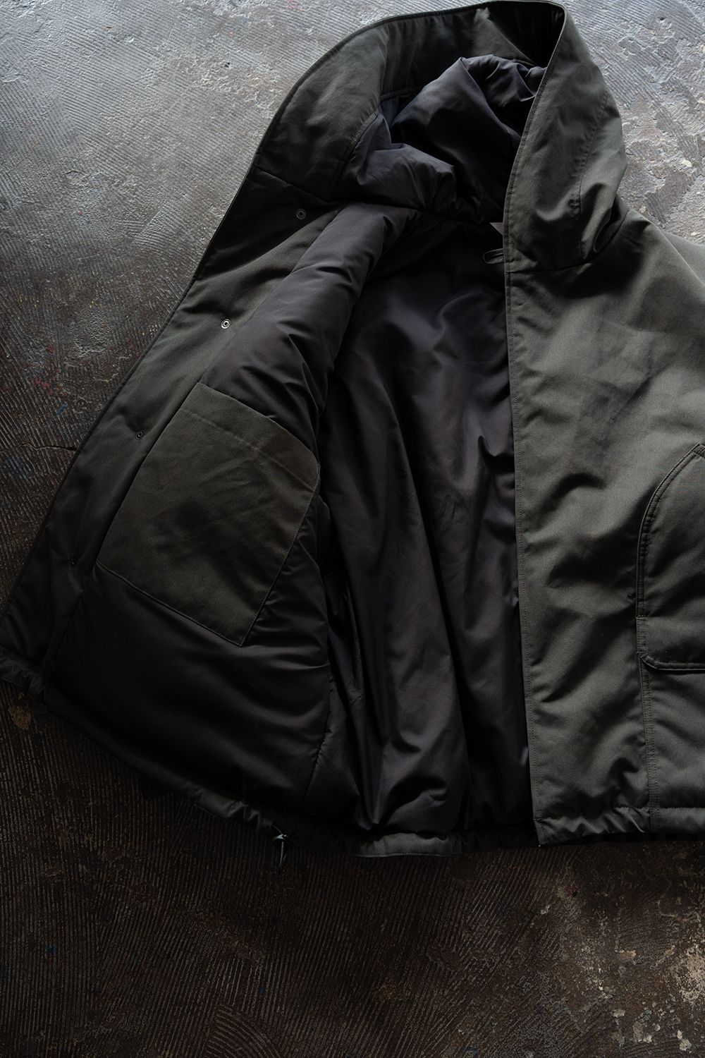 【26AW】シンサレートフーデッドブルゾン(CHARCOAL)