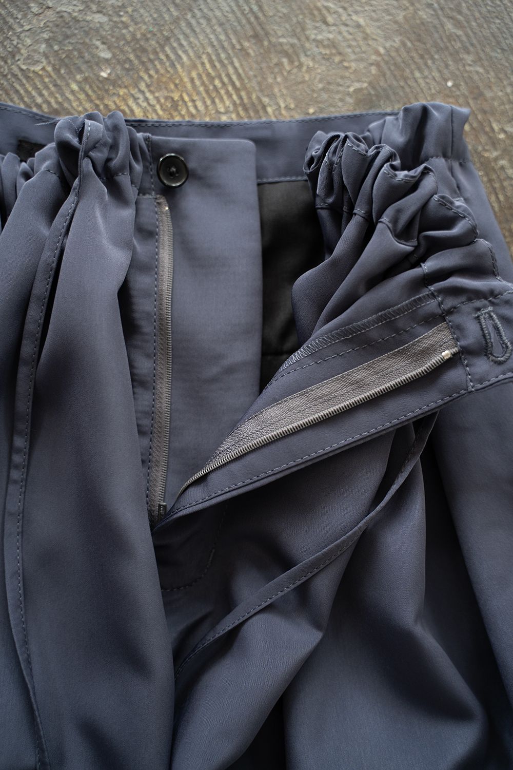 【ラスト1点】【25SS】Peached PE Gathered Pants/ピーチ加工ポリエステルギャザードパンツ(GRAY)