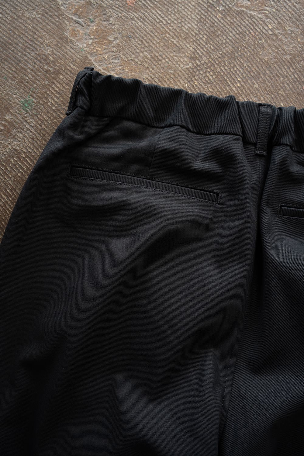 【26AW】コットンツイル2タックテーパードパンツ(BLACK NAVY)