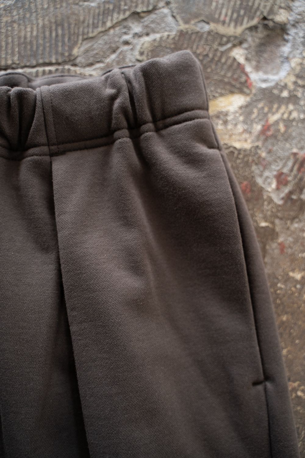 【25AW】裏毛ワンタックスラックス(BROWN CHARCOAL)