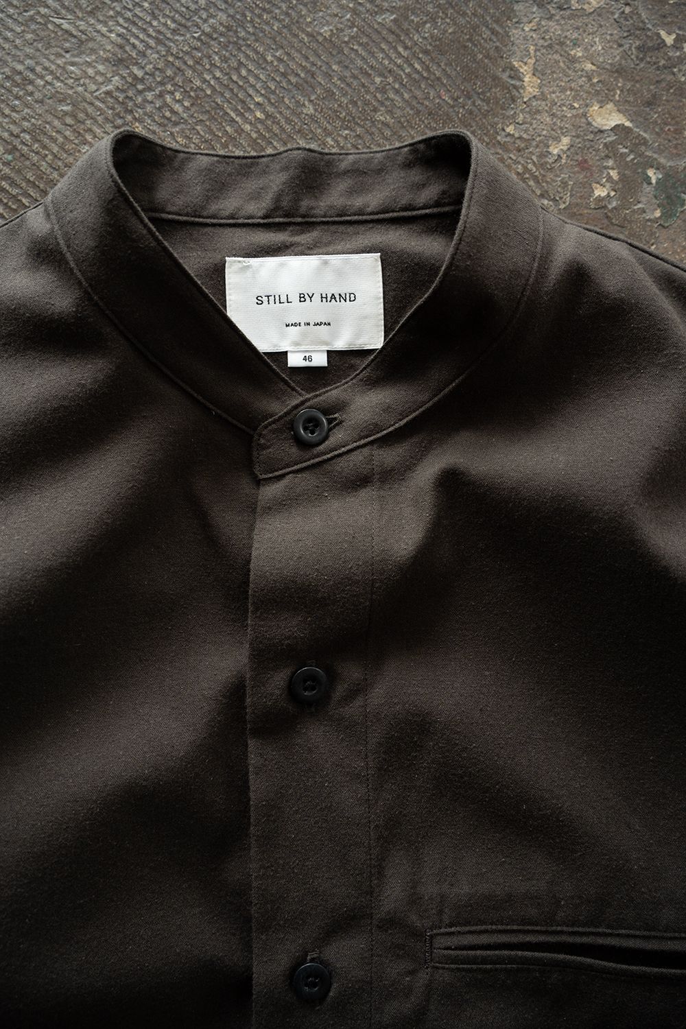 【26AW】コットン×シルクバンドカラーシャツ(BROWN CHARCOAL)