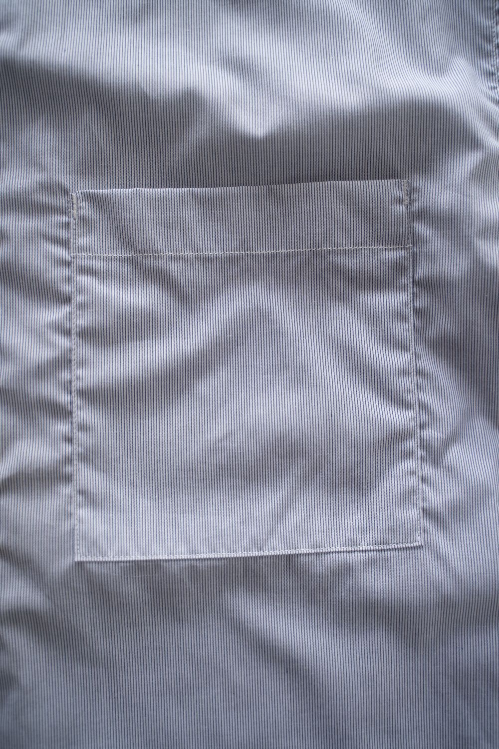 【26SS】両胸ポケットバンドカラーストライプシャツ(GREY)