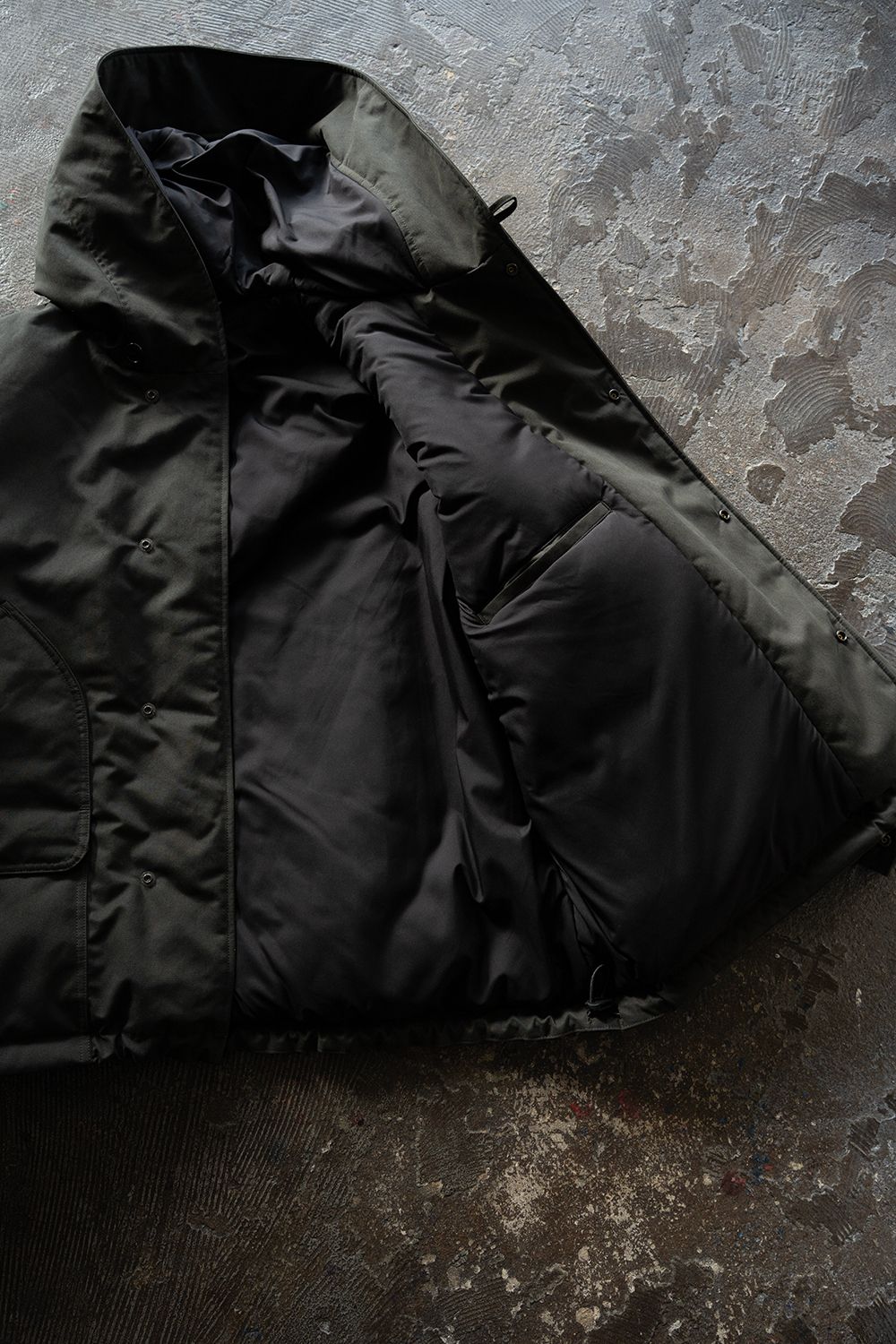 【26AW】シンサレートフーデッドブルゾン(CHARCOAL)