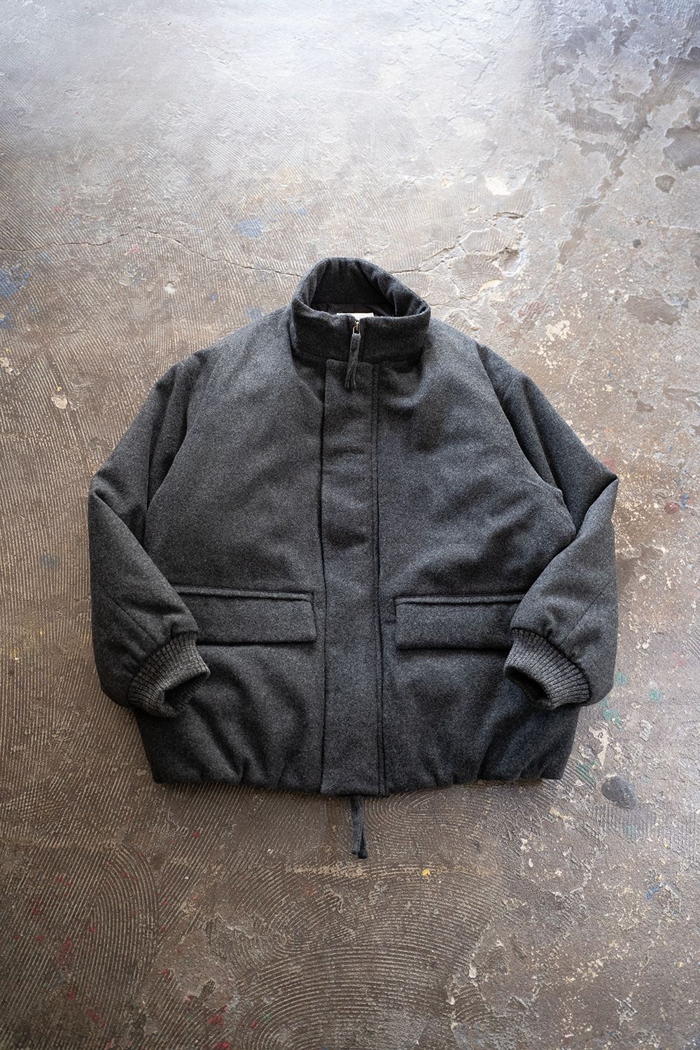 【25AW】ラムウールシンサレートスタンドカラーブルゾン(CHARCOAL)