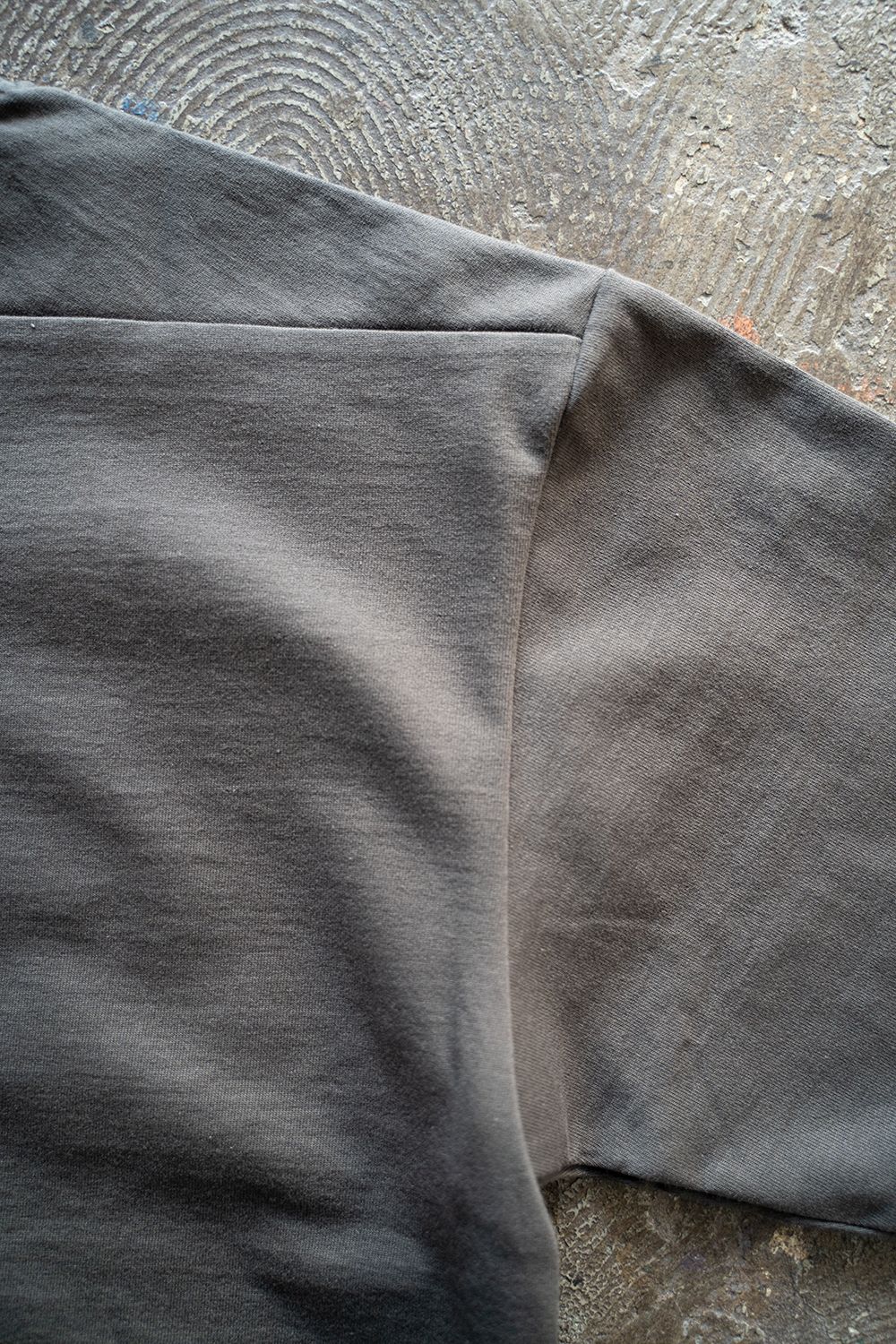 【ラスト1点】【22SS】オーガニックスビンコットンスプリットヨークTシャツ(CHARCOAL)