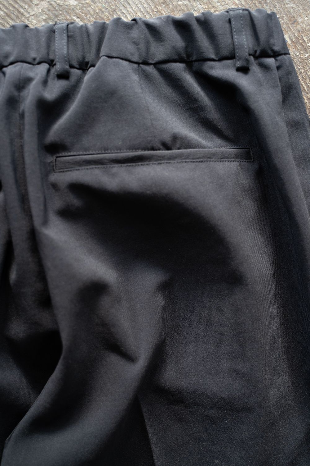 【ラスト1点】【24SS】強撚ポリエステルタックイージースラックス(BLACK NAVY)