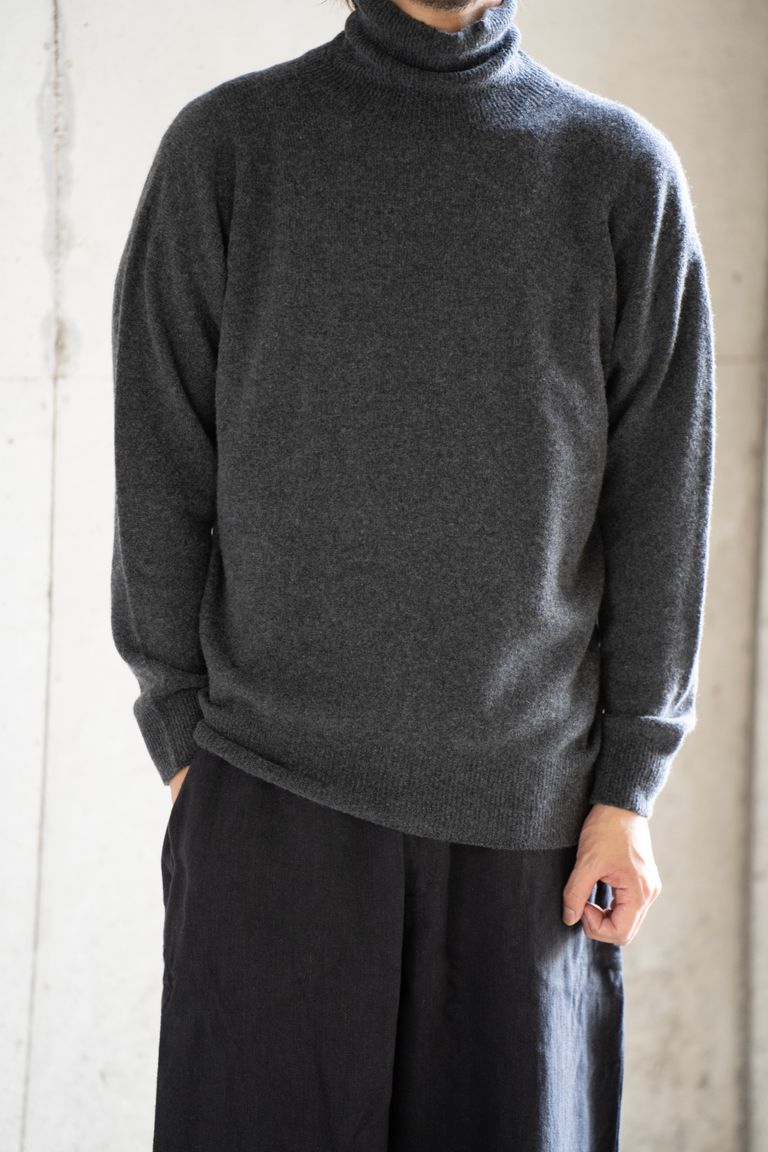 176cm、58kgの細身体型の男性でサイズ3を着用しております。