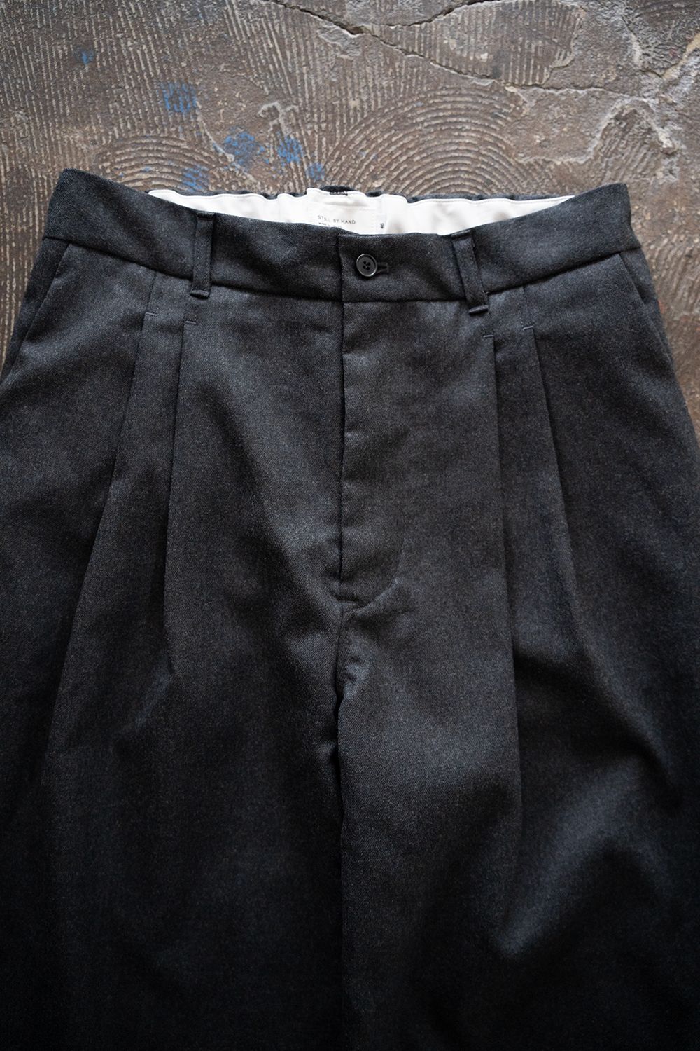 【25AW】ウールサキソニーイージースラックス(CHARCOAL)