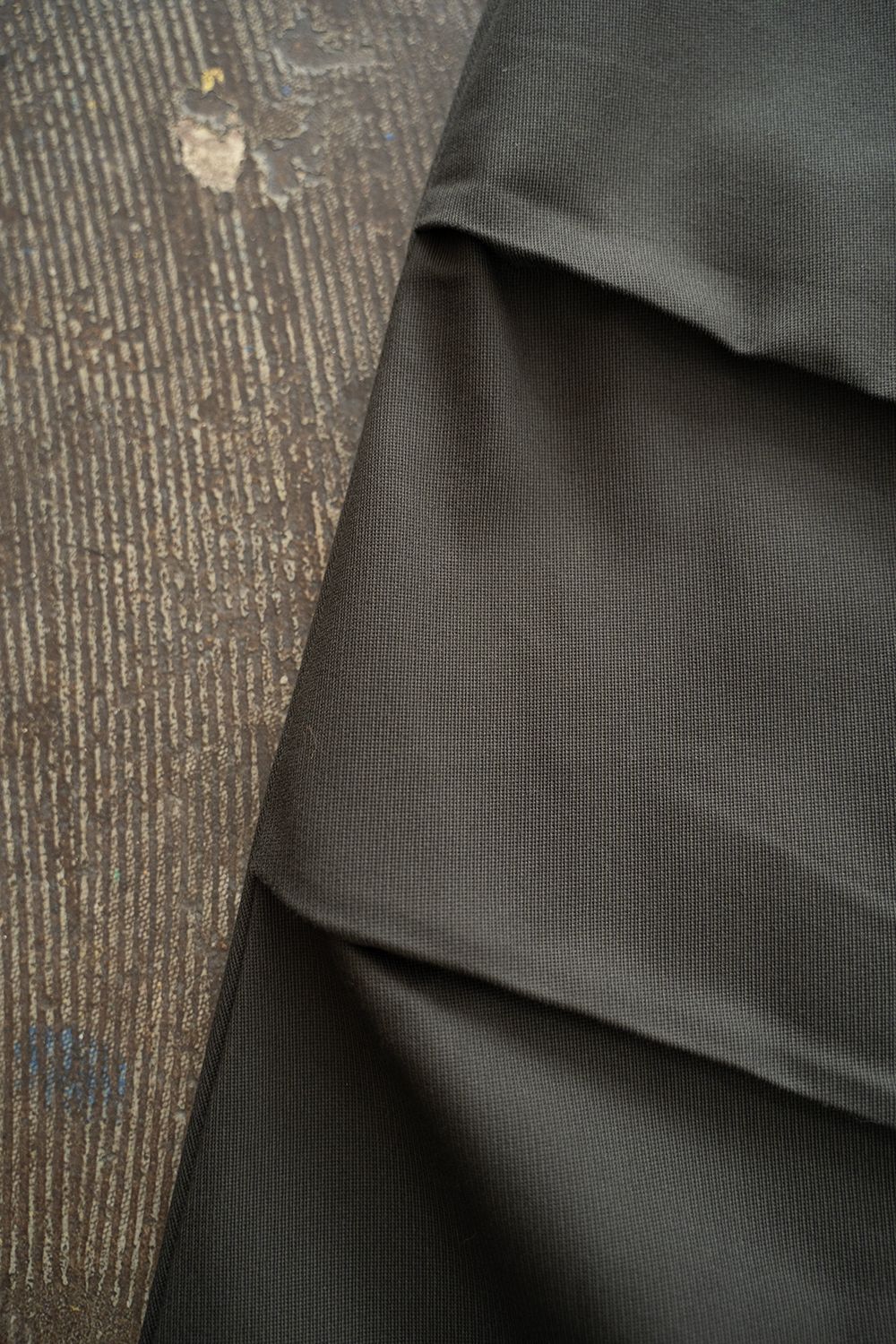 【25SS】ヘビーコットンツイルニータックパンツ(CHARCOAL)