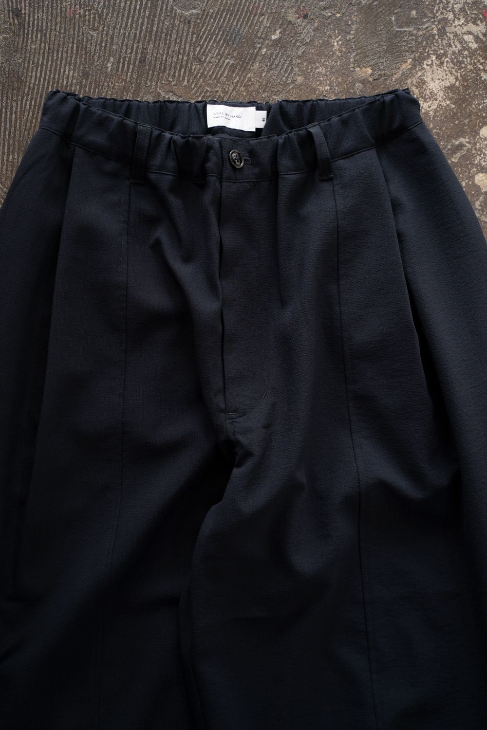 【26SS】ディープタックポリエステルワイドテーパードパンツ(DARK NAVY)
