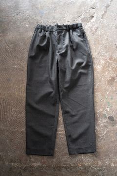 【ラスト1点】【22AW】ウールタッサー2タックイージーパンツ(CHARCOAL)