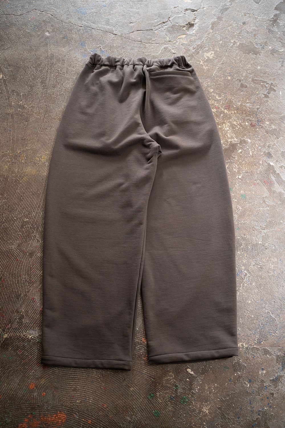 【25AW】裏毛ワンタックスラックス(BROWN CHARCOAL)