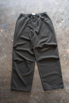 【ラスト1点】【24SS】強撚ポリエステルニータックイージーパンツ(CHARCOAL)