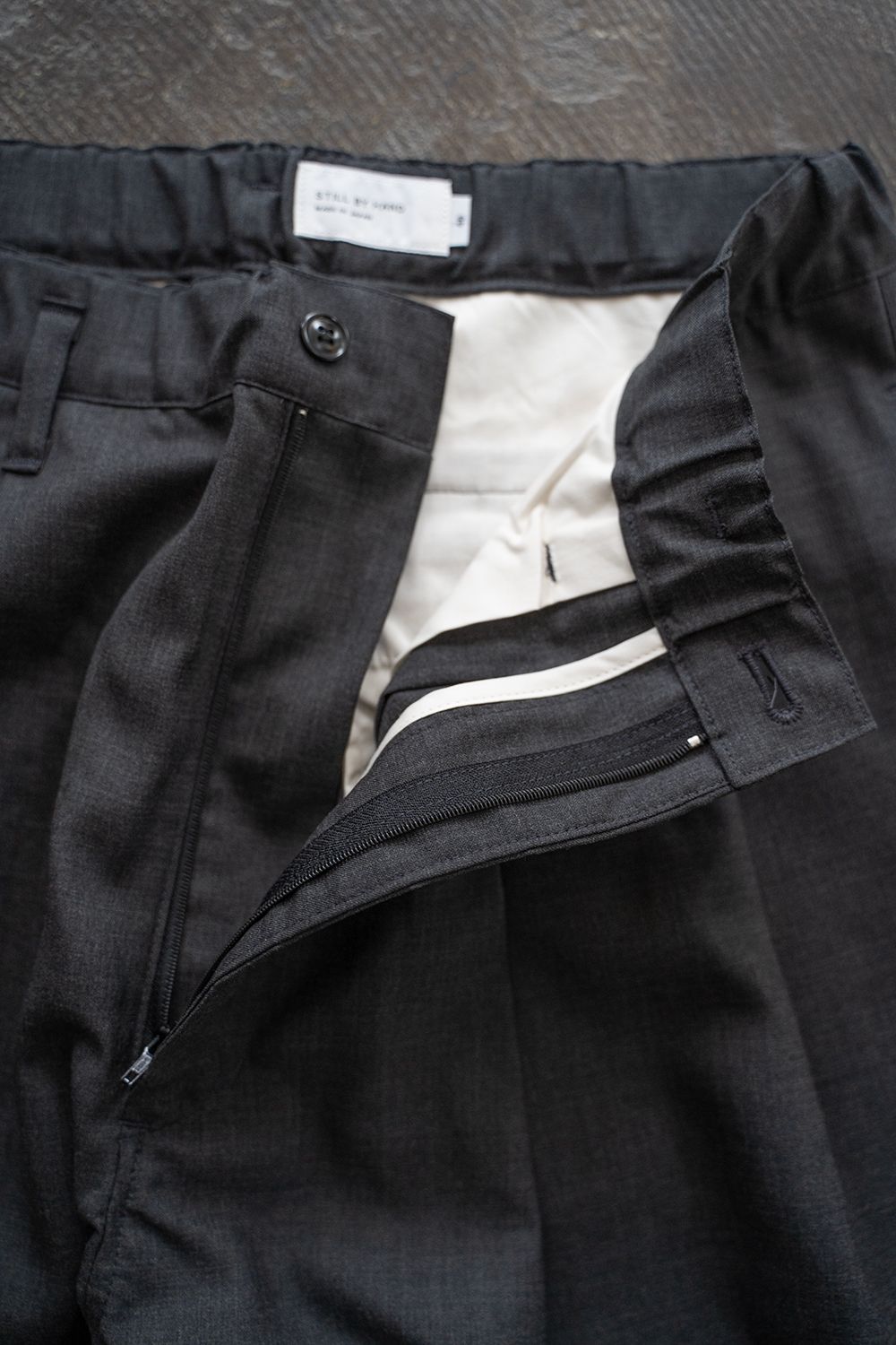 【ラスト1点】【24SS】ウォッシャブルウールイージースラックス(CHARCOAL)