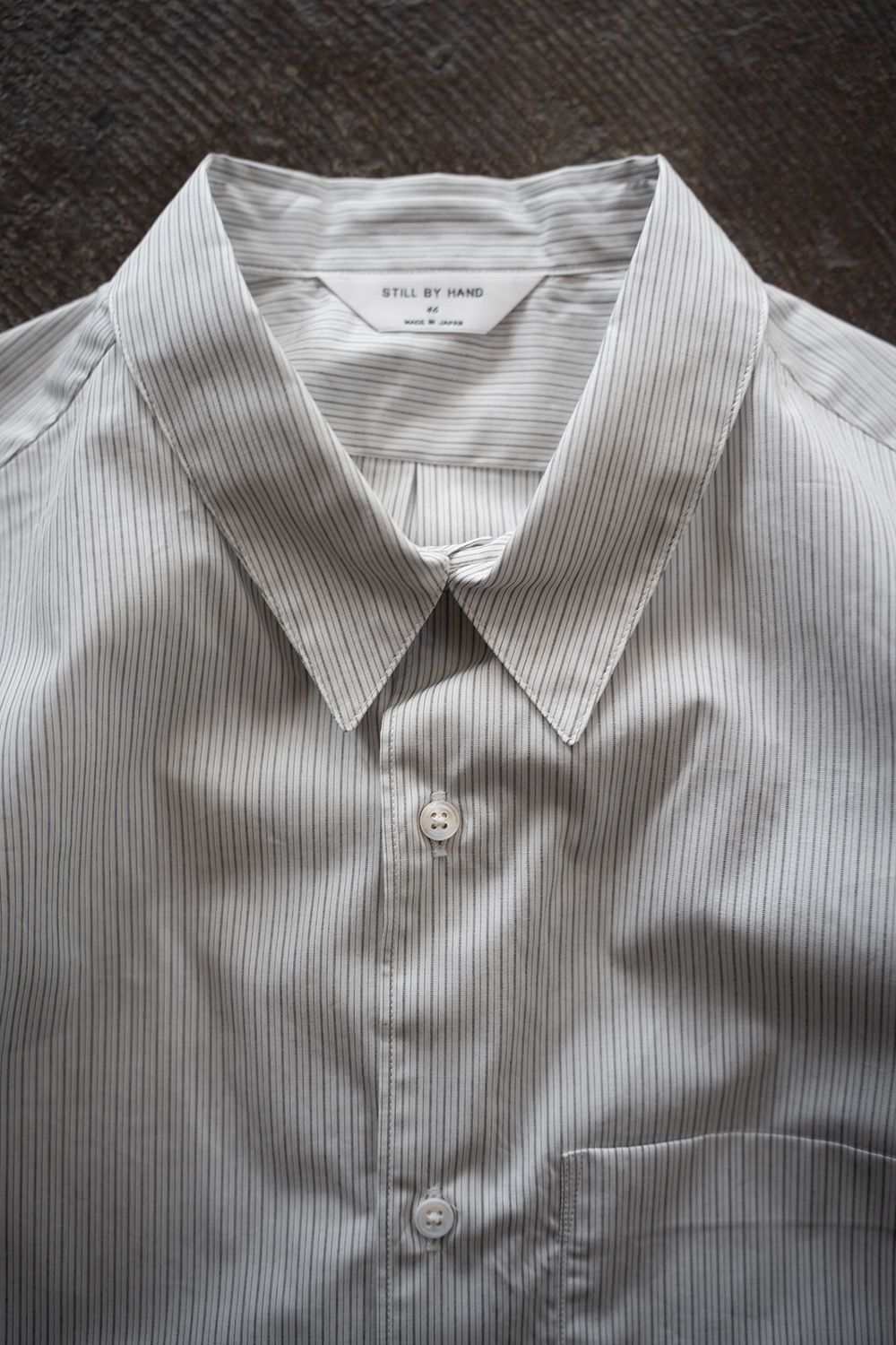 【26AW】ブロードレギュラーカラーシャツ(WHITE STRIPE)