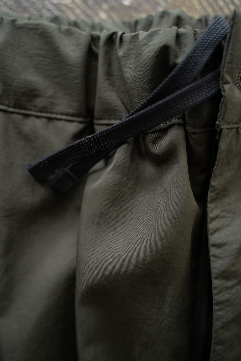【ラスト1点】【25SS】ナイロン2タックイージーパンツ(DARK OLIVE)