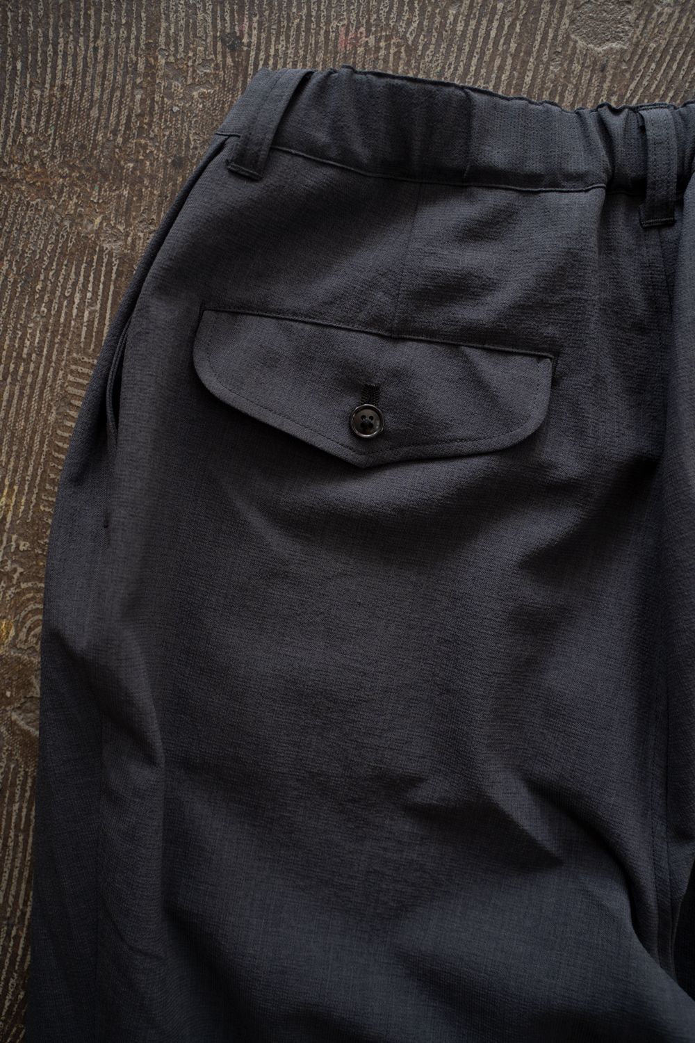 【256SS】ディープタックポリエステルワイドテーパードパンツ(CHARCOAL)