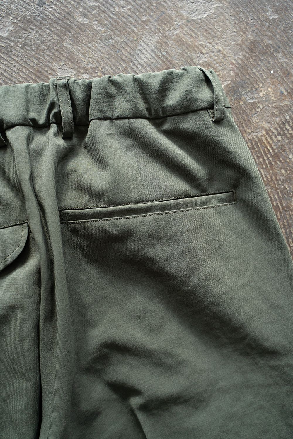 【ラスト1点】【24SS】強撚ポリエステルタックイージースラックス(OLIVE)
