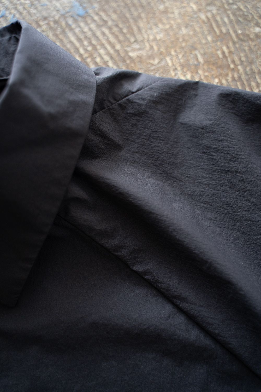 【ラスト1点】【25SS】ストレッチナイロン変形スリーブ半袖シャツ(NAVY)