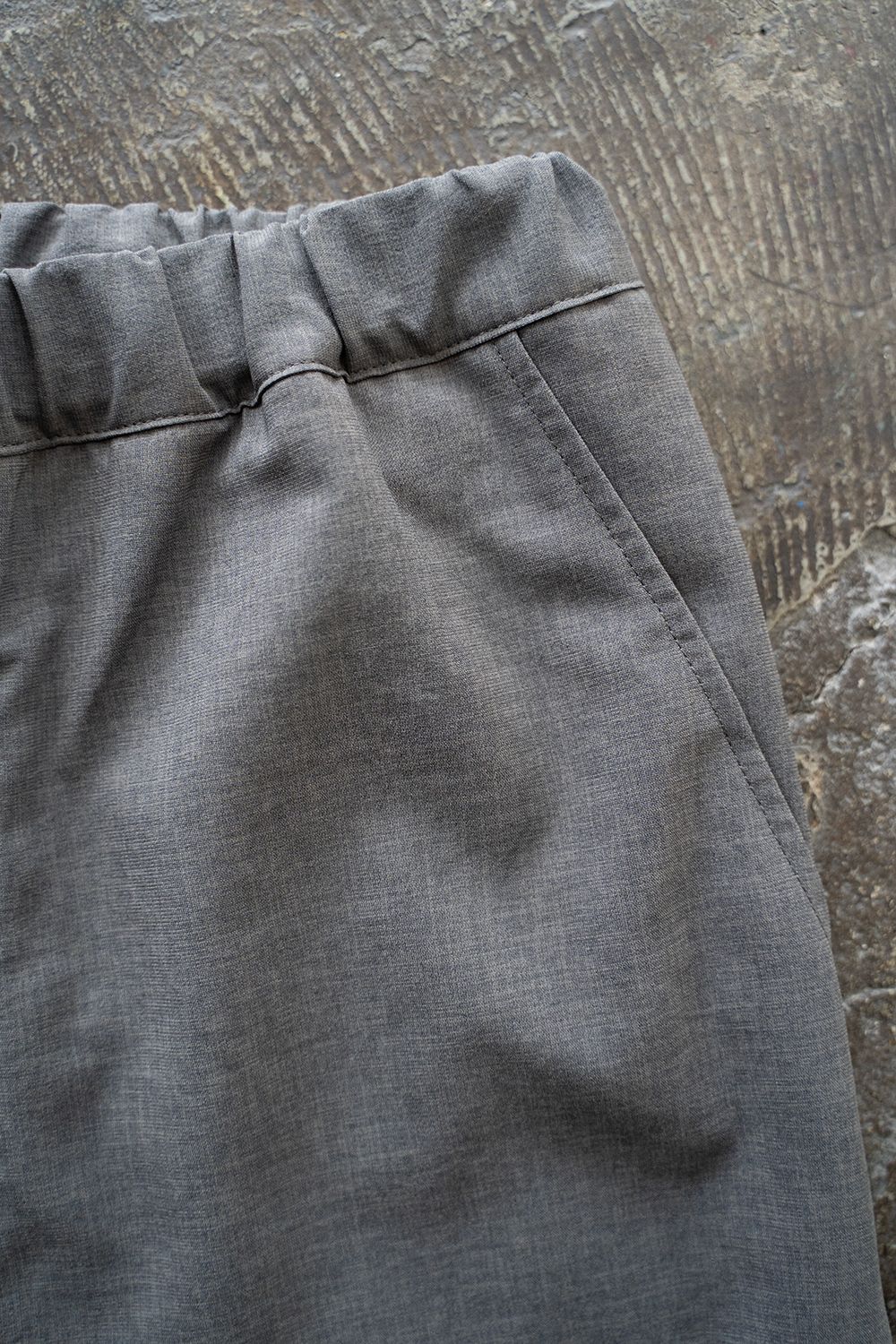 【ラスト1点】【24SS】強撚ポリエステルニータックイージーパンツ(GRAY)
