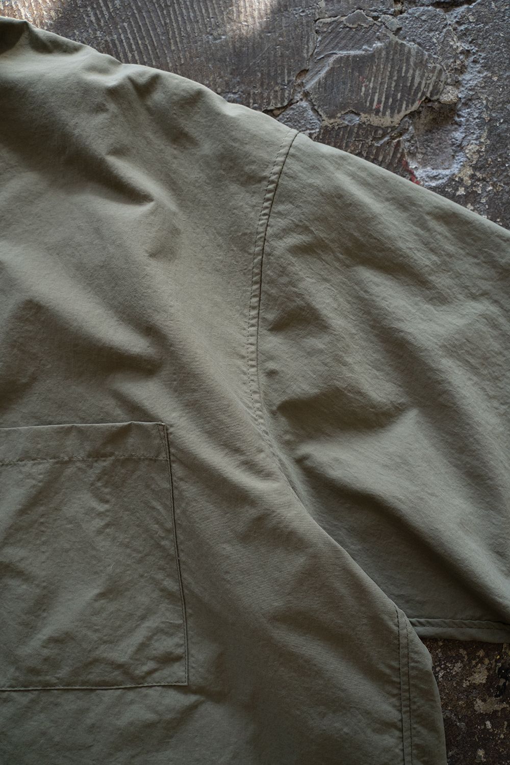 【ラスト1点】【25SS】ナイロンピンタック半袖シャツ(KHAKI GRAY)