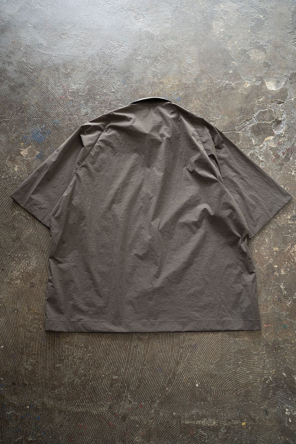 【ラスト1点】【25SS】ストレッチナイロン変形スリーブ半袖シャツ(CHARCOAL BROWN)
