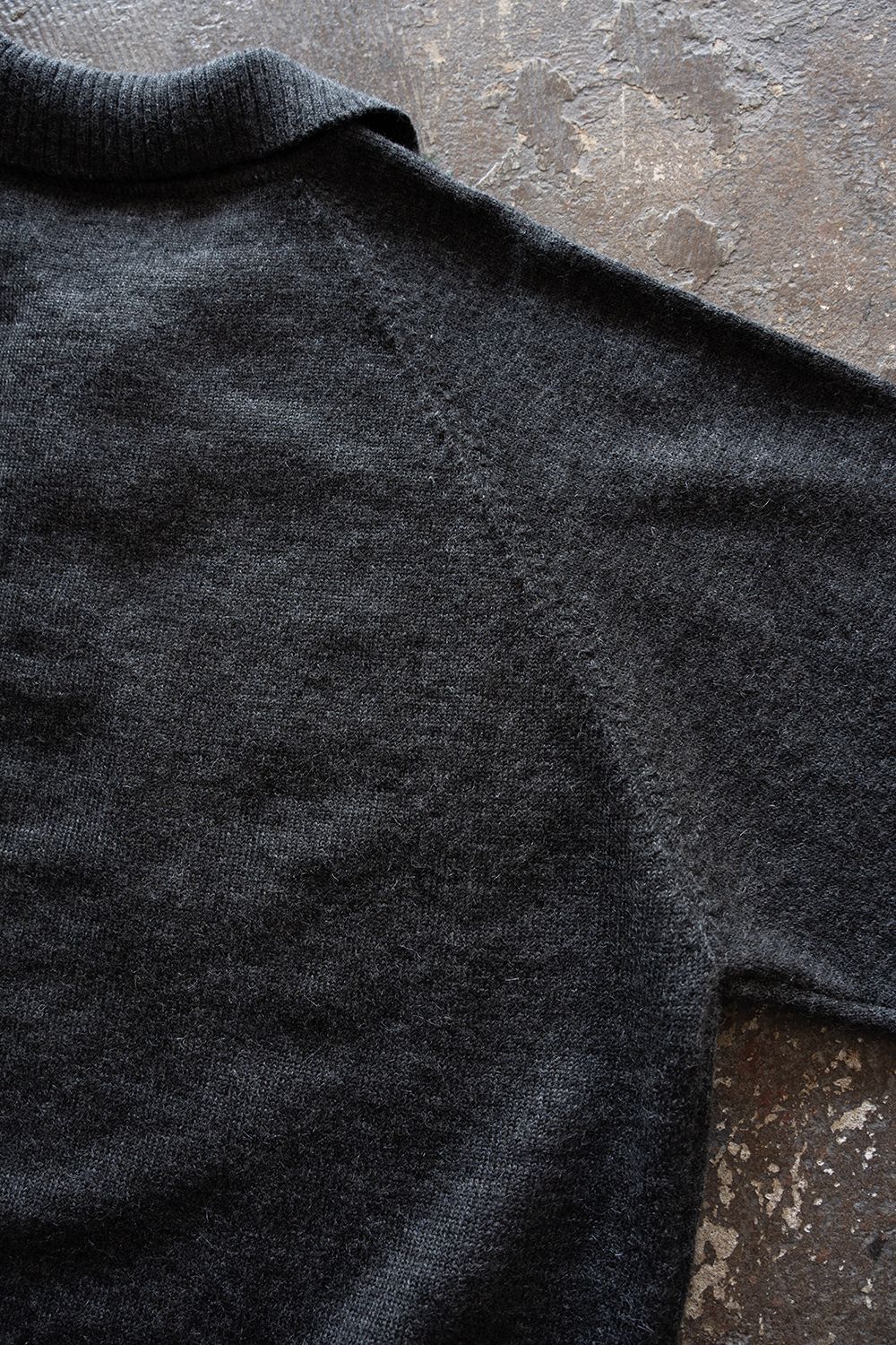 【26AW】モヘア混10Gニットポロ(CHARCOAL)