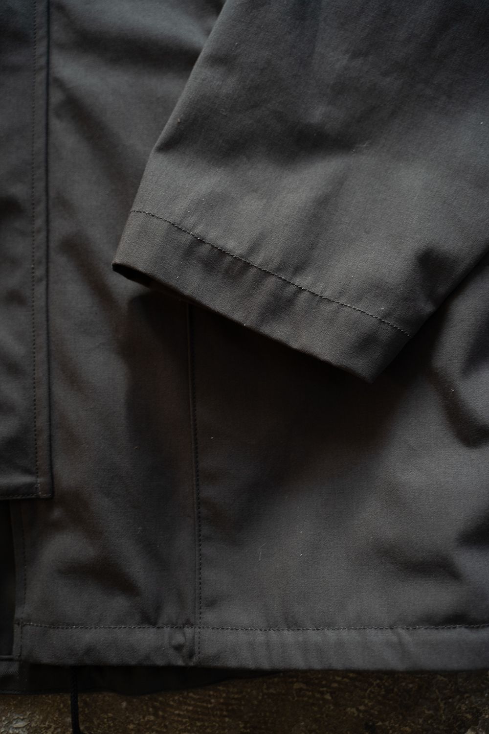 【ラスト1点】【23SS】強撚コットン×ポリエステルスタンドカラーハーフコート(CHARCOAL)
